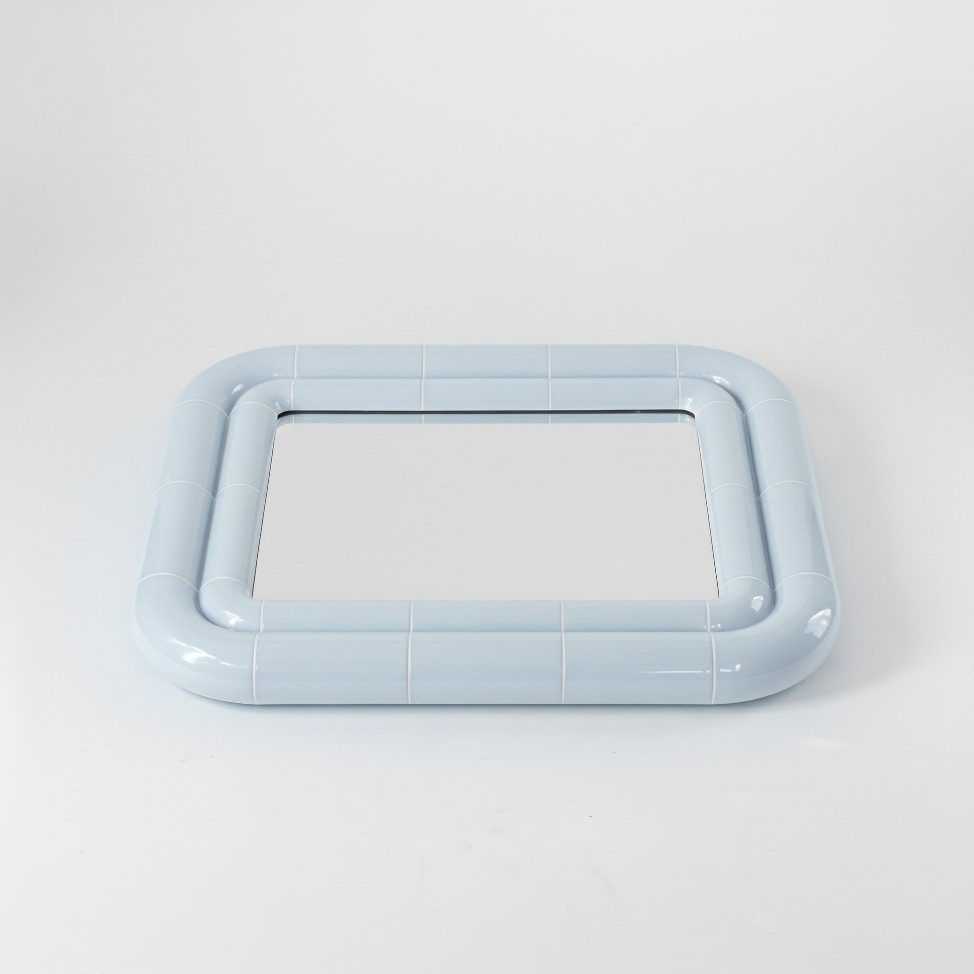 Portalito mirror in Ice Blue, horizontal position showing volume and structure