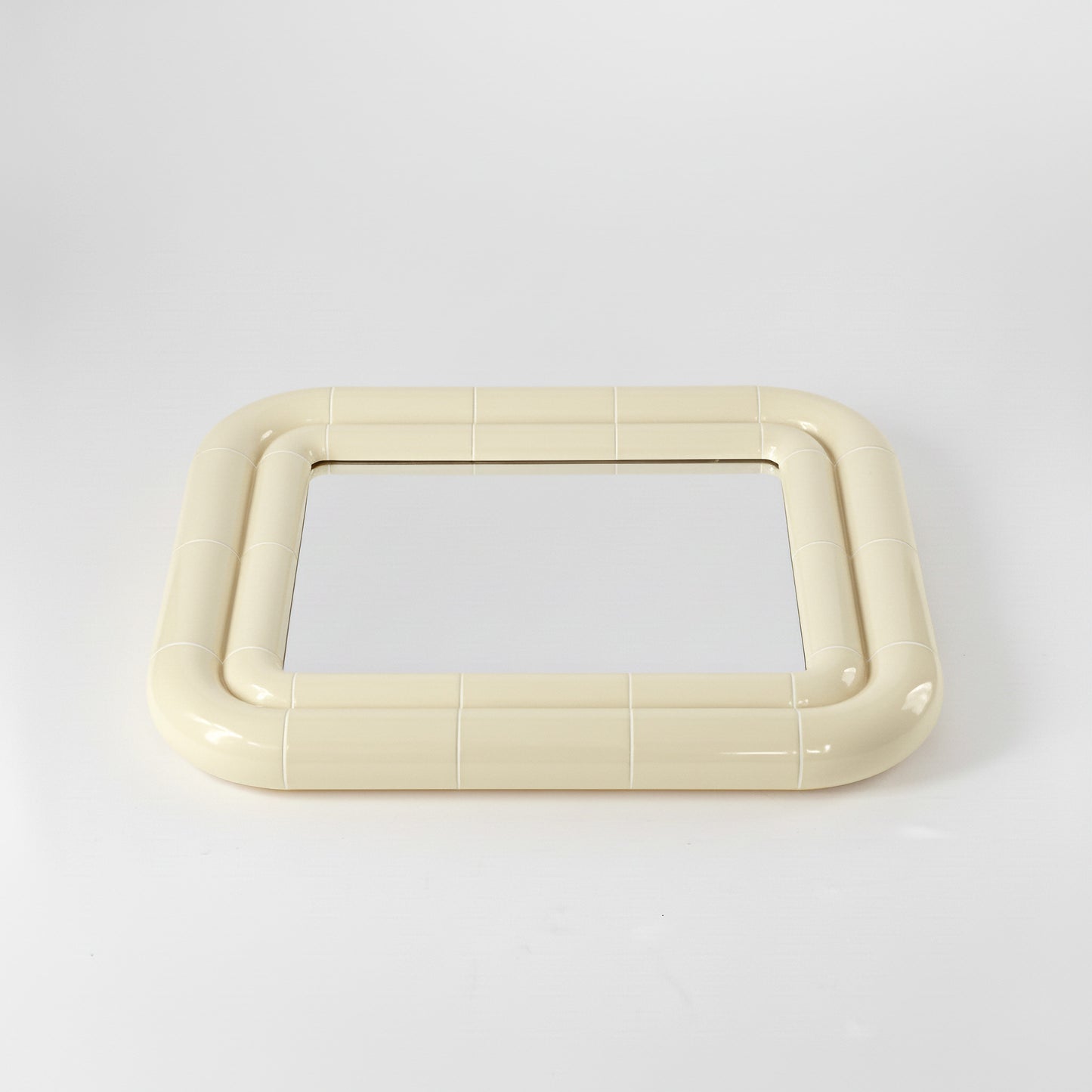 Portalito mirror in Soft Butter, horizontal position showing volume and structure