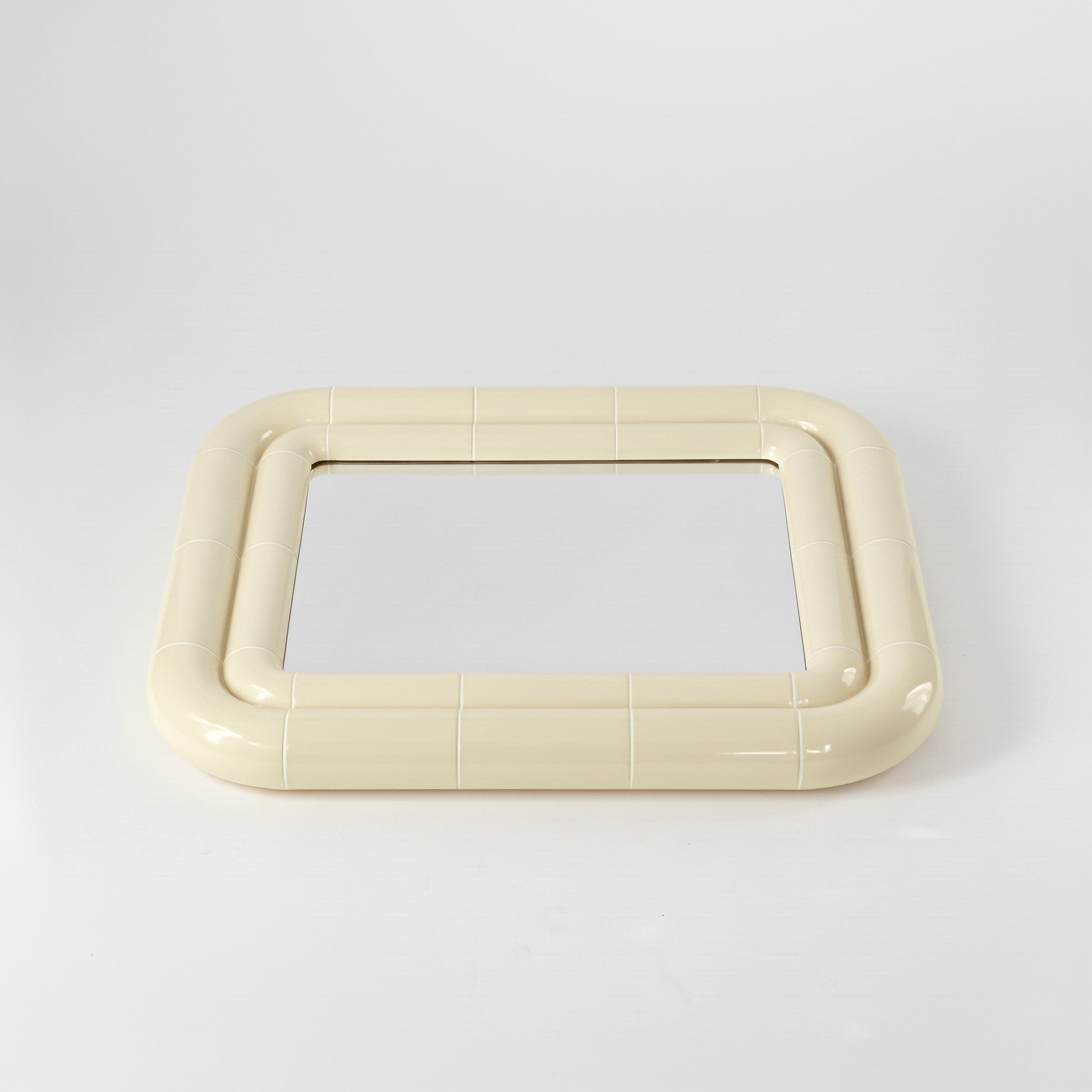 Portalito mirror in Soft Butter, horizontal position showing volume and structure